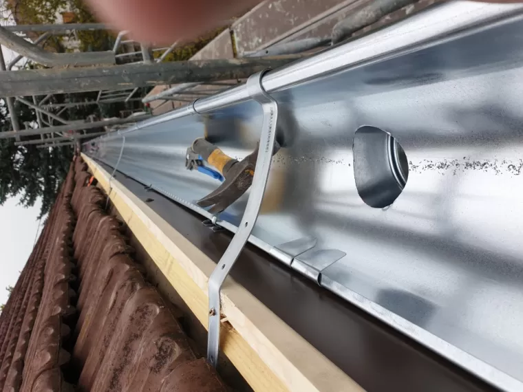 Remplacement bandes de rives bois +habillage thermo-laquée +pose de gouttières galvanisé 