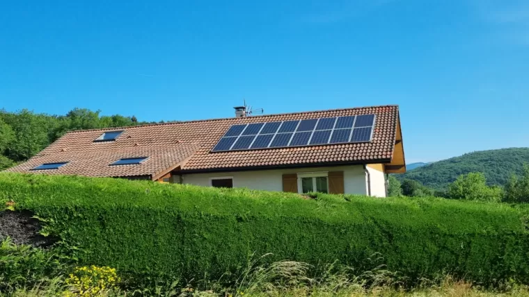 Démoussage et nettoyage de toiture avec application d'un hydrofuge coloré à Annecy, Annecy, JORDAN LAFORET RÉNOVATION
